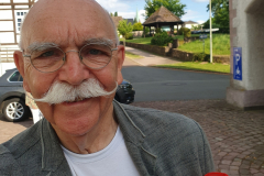 Werner vor dem Schloss Fürstenberg am Abend des Weinkapitels