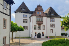 Außenansicht des Schlosses Fürstenberg bei Tageslicht