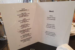 Menükarte mit den zu verkostenden Weinen des Abends