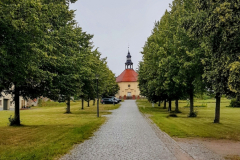 Dorfkirche Weisdin am Ende der Allee – Station der Seenplatte Radtour vierte Etappe