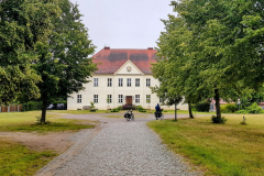 Gutshaus Weisdin in symmetrischer Ansicht – Seenplatte Radtour vierte Etappe