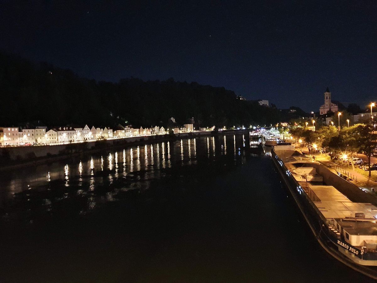 Die Donau bei Nacht auf dem Heimweg