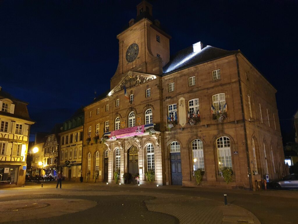 Das imposante Rathaus von Wissembourg