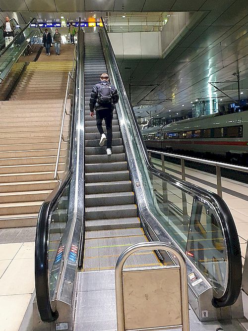 Rolltreppe im Bahnhof Frankfurt nach oben funktioniert nicht