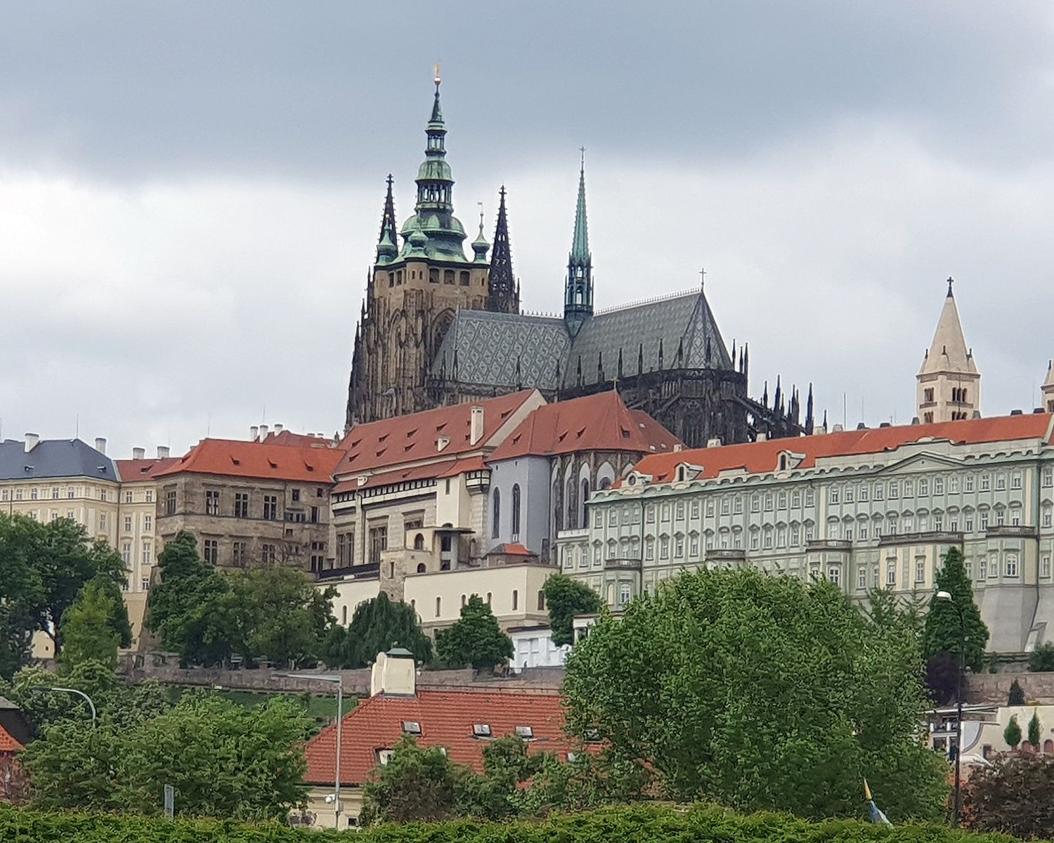 Prager Burg auf einem Hügel