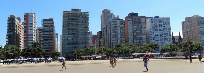 Die berühmten schiefen Hochhäuser am Strand von Santos in Brasilien 13