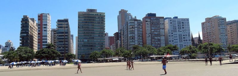 Die berühmten schiefen Hochhäuser am Strand von Santos in Brasilien 13