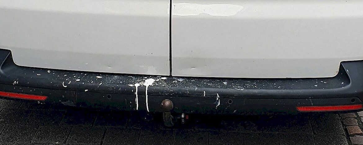 Verschmierte Stoßstange eines Malerautos