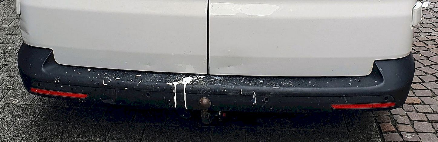 Verschmierte Stoßstange eines Malerautos