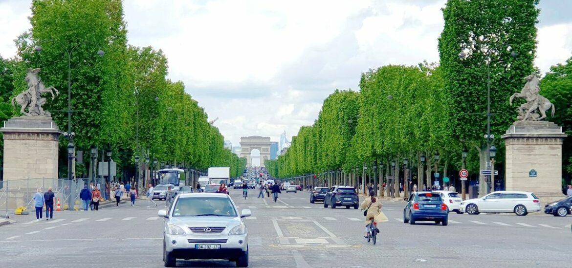 Champs Élysées mit Blick auf den Triumphbogen