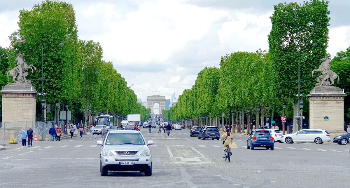 Champs Élysées mit Blick auf den Triumphbogen