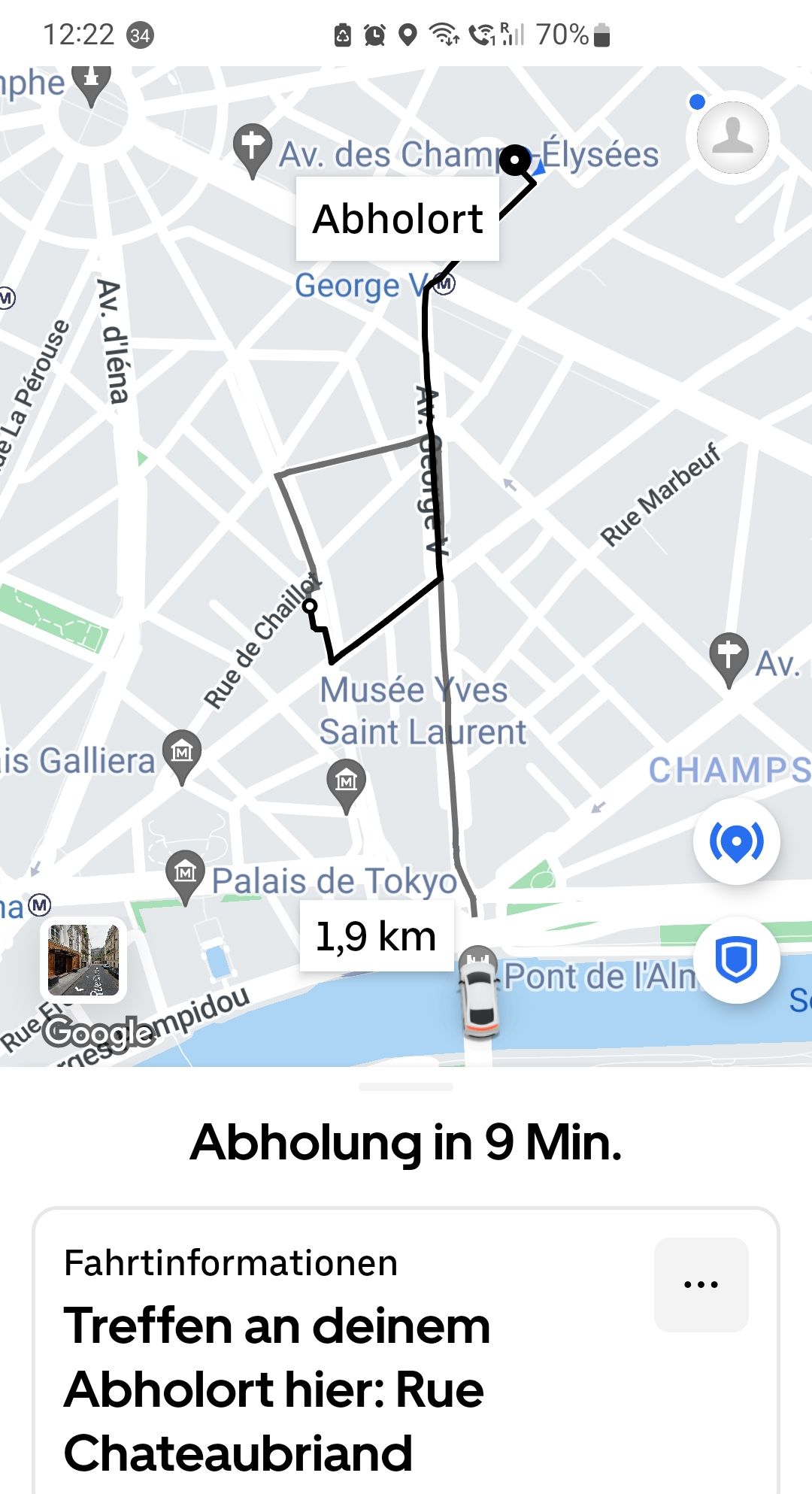 Warten auf ein Uber-Taxi