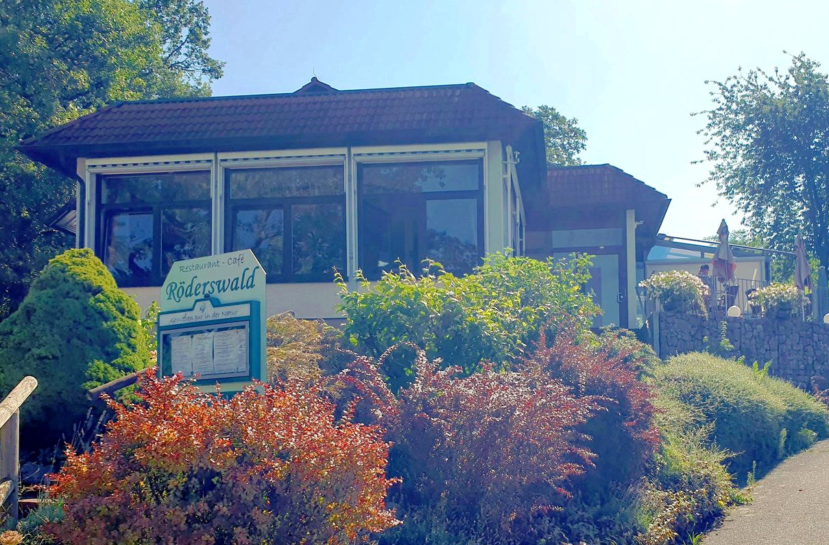 Am Cafe Röderwald in den Weinbergen oberhalb von Varnhalt 