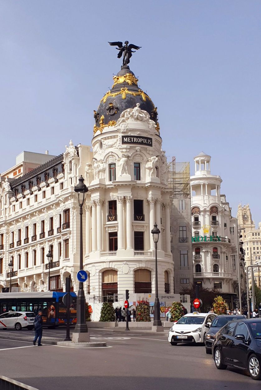 Metropolis Haus mit der goldenen Statue in Madrid 01