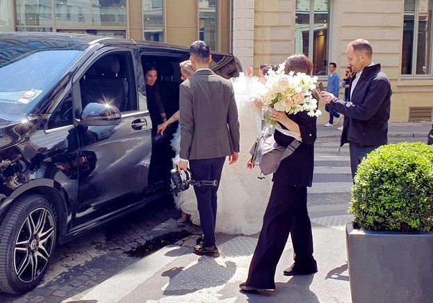 Hochzeitspaar in Paris am 24. Mai 2024