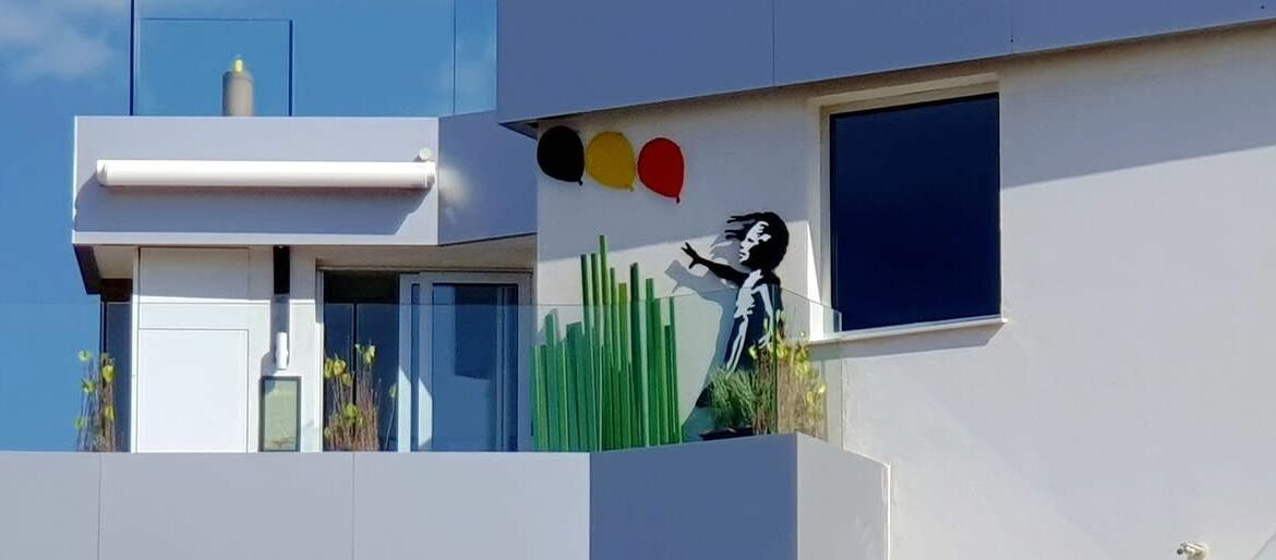 Gesehen beim morgendlichen Walken in Playa Paraiso auf Teneriffa Banksys Mädchen mit Luftballon