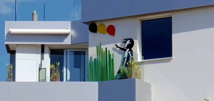 Gesehen beim morgendlichen Walken in Playa Paraiso auf Teneriffa Banksys Mädchen mit Luftballon