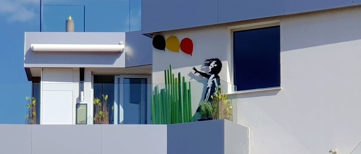 Gesehen beim morgendlichen Walken in Playa Paraiso auf Teneriffa Banksys Mädchen mit Luftballon