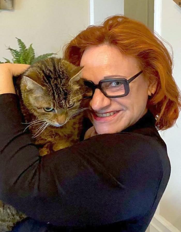 Lou Hoffner mit ihrer Katze Fritzi