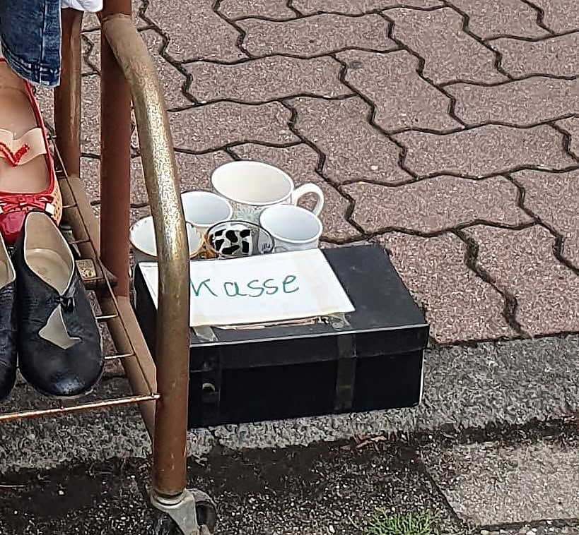 Selbstgebastelte Kasse beim Flohmarkt als Zeichen für Vertrauen beim Flohmarkt