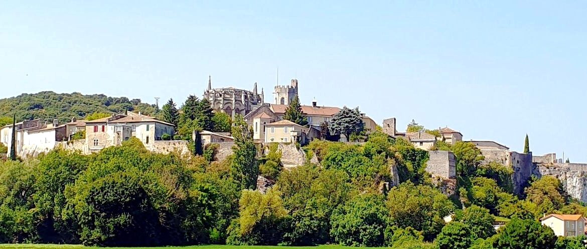 Panoramablick auf Viviers an der Rhone