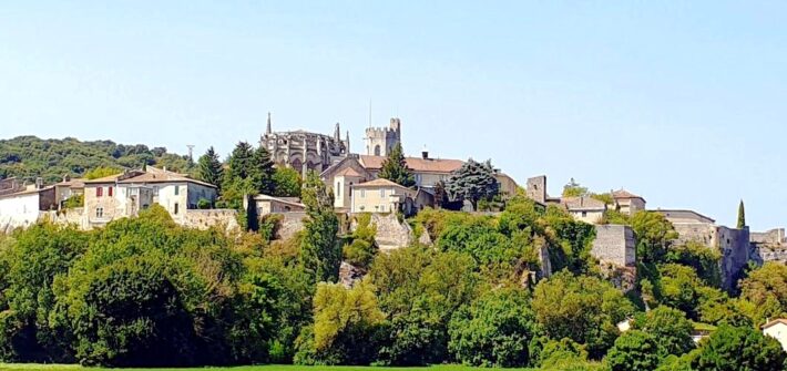 Panoramablick auf Viviers an der Rhone