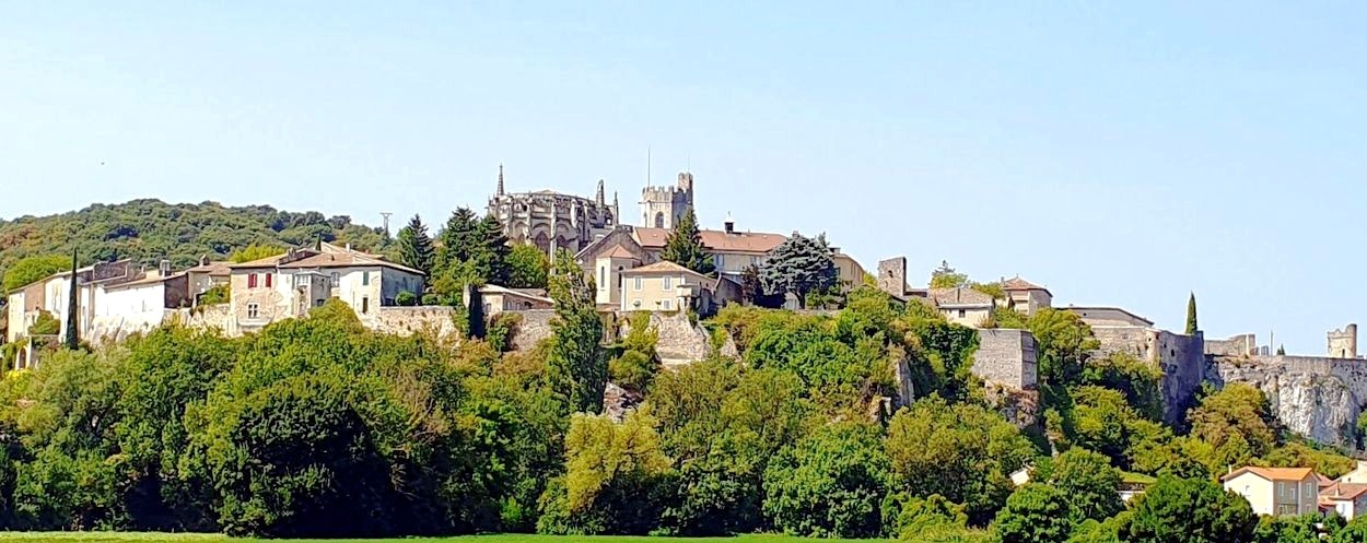 Panoramablick auf Viviers an der Rhone