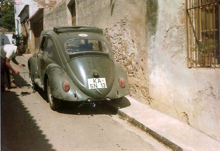 Klappriger VW 1963 in Tossa de Mar Spanien vor dem Hotel