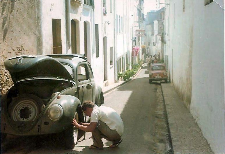 Klappriger VW in Tossa de Mar Spanien vor Hotel