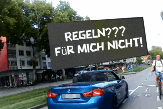 Radfahrer als Geisterfahrer auf verkehrsreicher Straße frontal entgegenkommend
