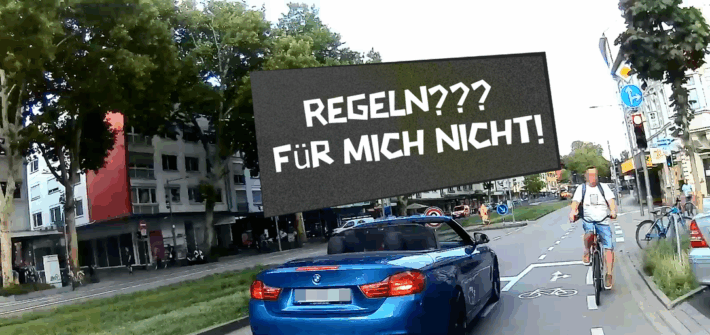 Radfahrer als Geisterfahrer auf verkehrsreicher Straße frontal entgegenkommend