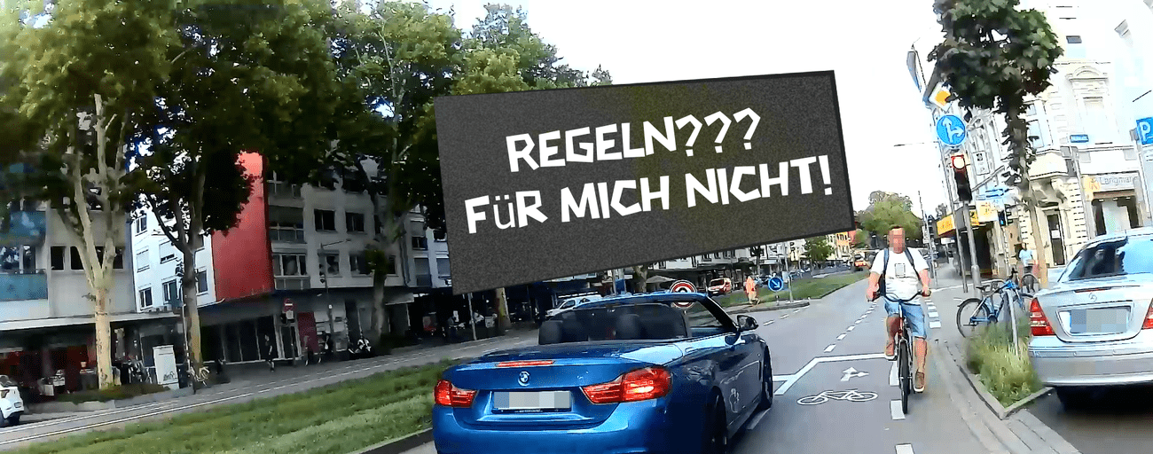 Radfahrer als Geisterfahrer auf verkehrsreicher Straße frontal entgegenkommend