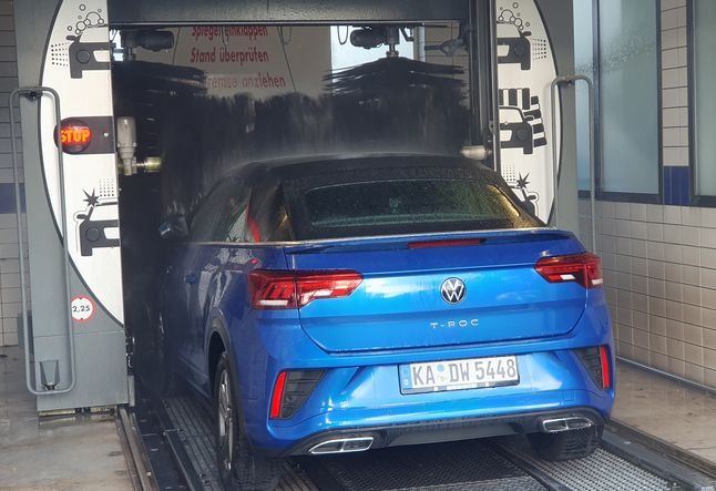 Auto in Autowaschbahn für die fahrt mit Peter zum Chiemsee