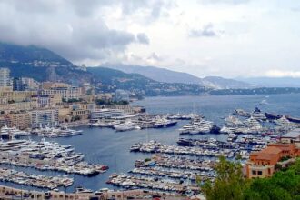 Côte d’Azur Reise Monaco. Rundblick über Hafen und Monaco von oben