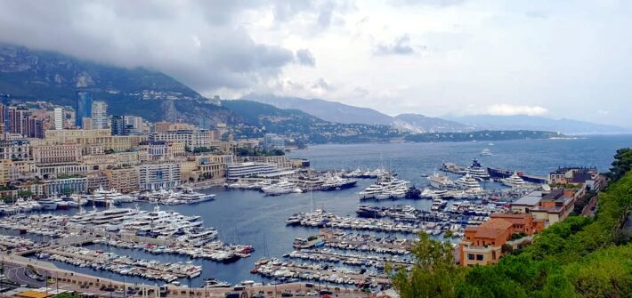 Côte d’Azur Reise Monaco. Rundblick über Hafen und Monaco von oben
