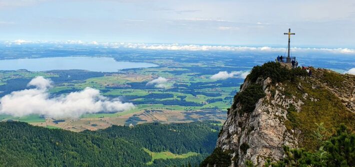 Blick vom Hochfelln auf den Chiemsee und das Gipfelkreuz