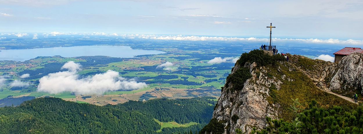 Blick vom Hochfelln auf den Chiemsee und das Gipfelkreuz
