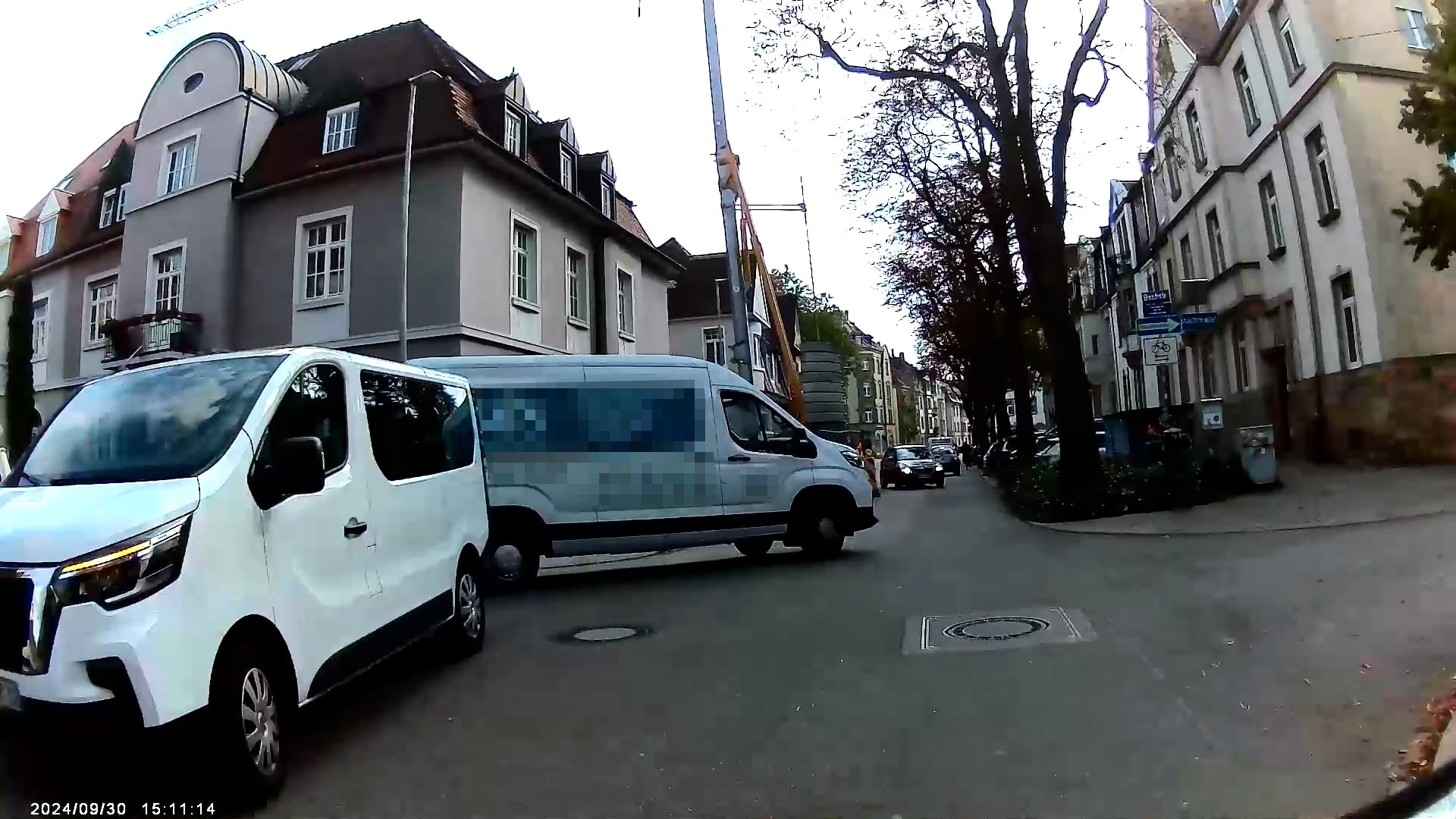 Gefährliche Situationen beim Radfahren – Kleintransporter schneidet Radfahrer an Engstelle, Dashcam-Aufnahme