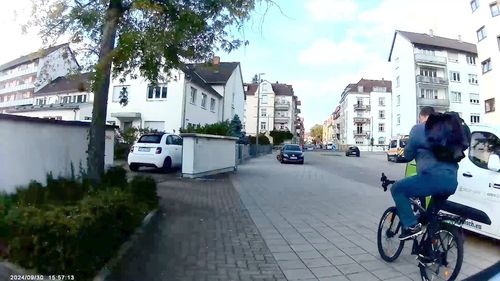 Gefährliche Situationen beim Radfahren – Radfahrer kommt mit hoher Geschwindigkeit über Gehweg, Dashcam-Aufnahme vor Physio