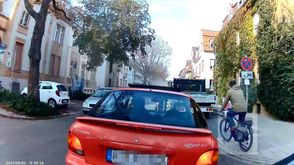 Gefährliche Situationen beim Radfahren – riskantes Überholmanöver an Baustelle, Kampfradler quetscht sich zwischen Auto und Radler durch, Dashcam-Aufnahme