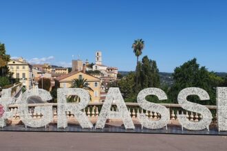Côte d’Azur Reise Grasse entdecken. Place du Cours Honoré-Cresp, von wo aus man einen wunderbaren Blick über Grasse hat