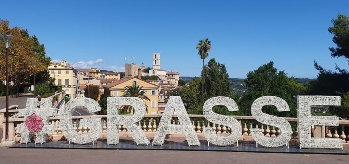 Côte d’Azur Reise Grasse entdecken. Place du Cours Honoré-Cresp, von wo aus man einen wunderbaren Blick über Grasse hat