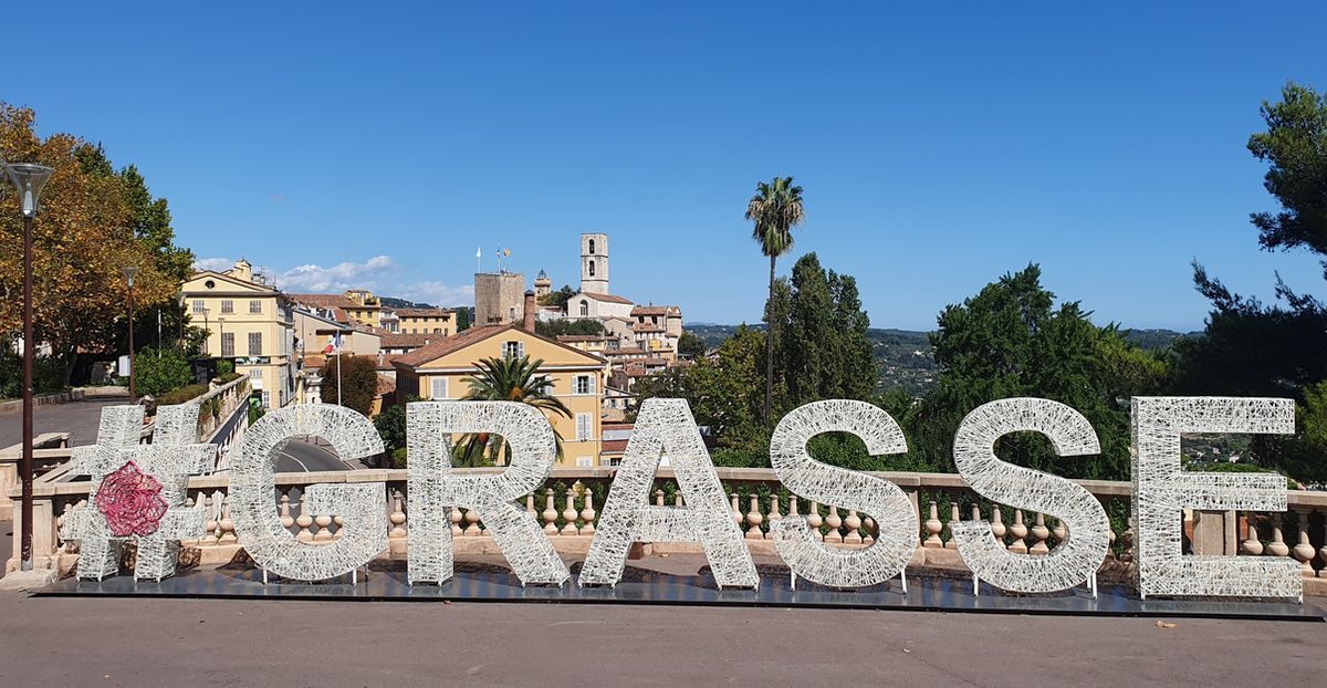 Côte d’Azur Reise Grasse entdecken. Place du Cours Honoré-Cresp, von wo aus man einen wunderbaren Blick über Grasse hat