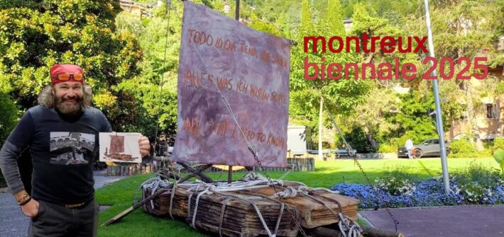 Pavel Miguel mit seiner Skulptur „All That I Need to Know“ auf der Biennale Montreux 2025 – ein Bücherfloß aus Holz als Hommage an das Lesen