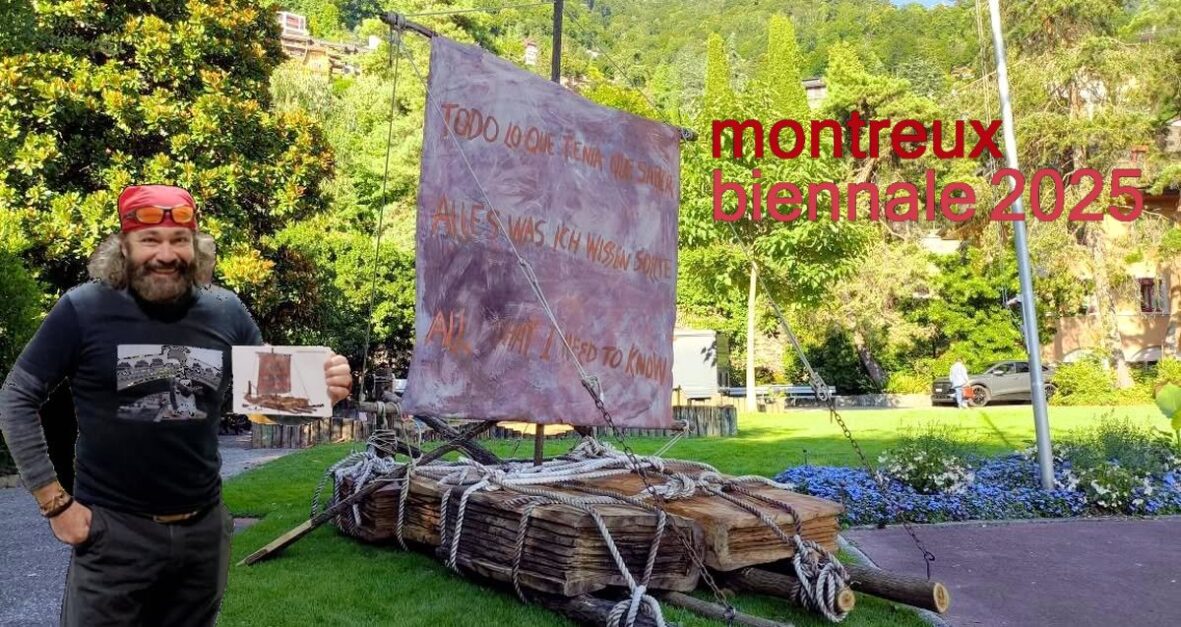 Pavel Miguel mit seiner Skulptur „All That I Need to Know“ auf der Biennale Montreux 2025 – ein Bücherfloß aus Holz als Hommage an das Lesen