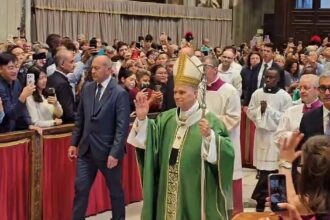 Romreise mit Andreas Englisch. Petersdom und Papstmesse.