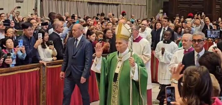 Romreise mit Andreas Englisch. Petersdom und Papstmesse.