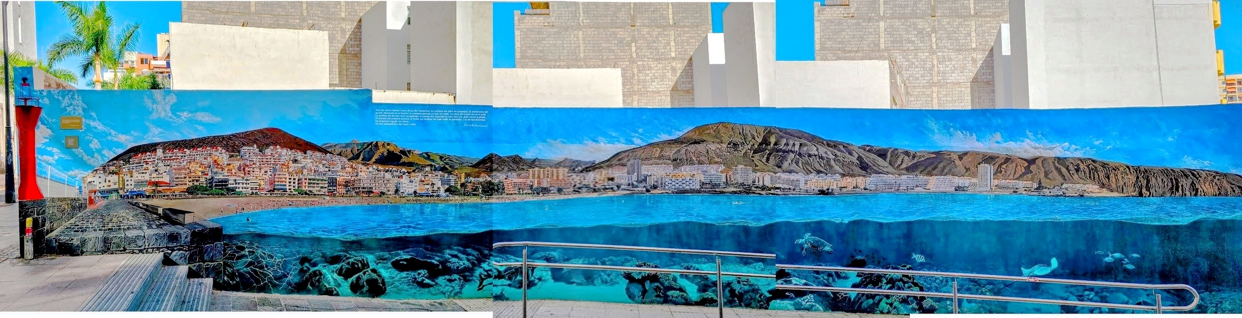 Ein Künstler malt die seeseitige Silhouette von Los Cristianos detailgetreu auf eine Mauer