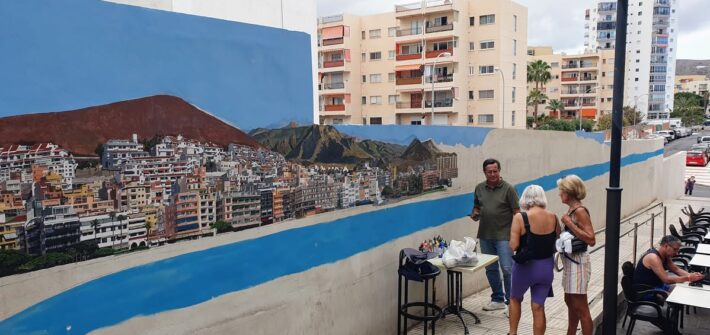 Detailreiches Wandgemälde mit Panorama von Los Cristianos auf Teneriffa