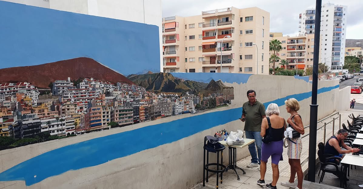 Detailreiches Wandgemälde mit Panorama von Los Cristianos auf Teneriffa